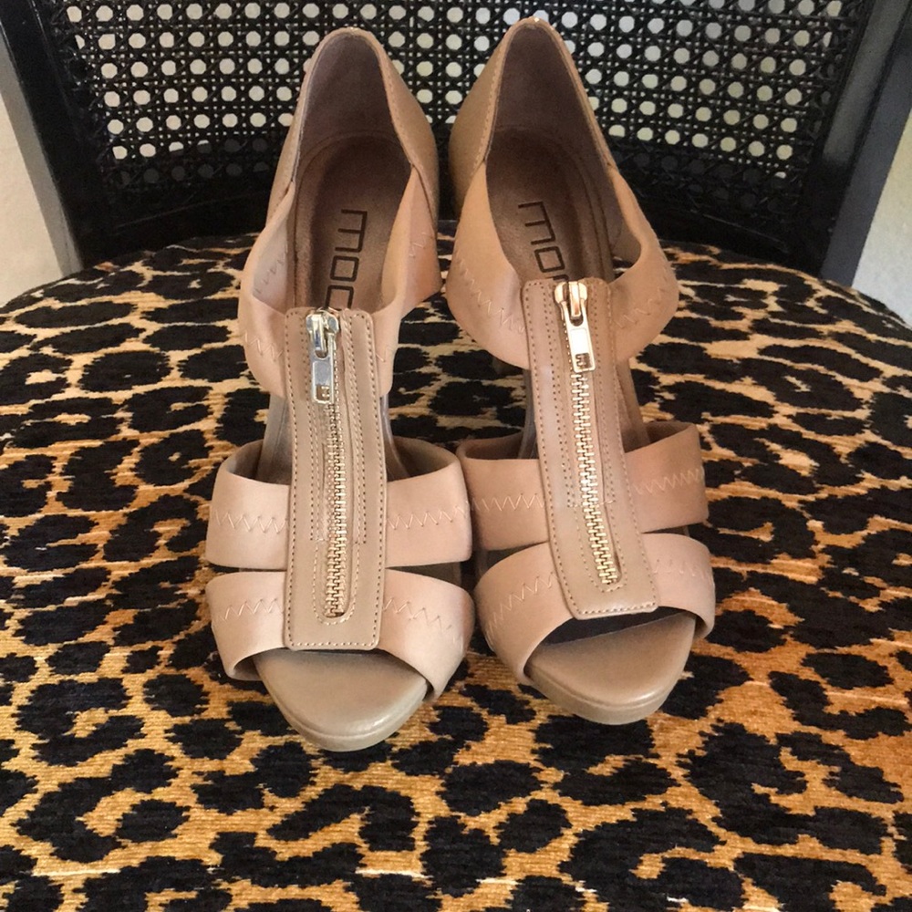 Adorable zip up heels